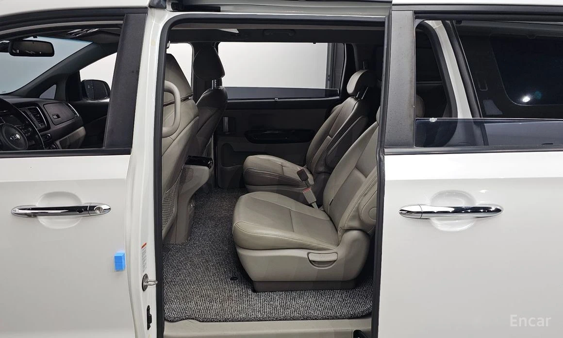 Kia Carnival, снимка 12 - Автомобили и джипове - 55129858