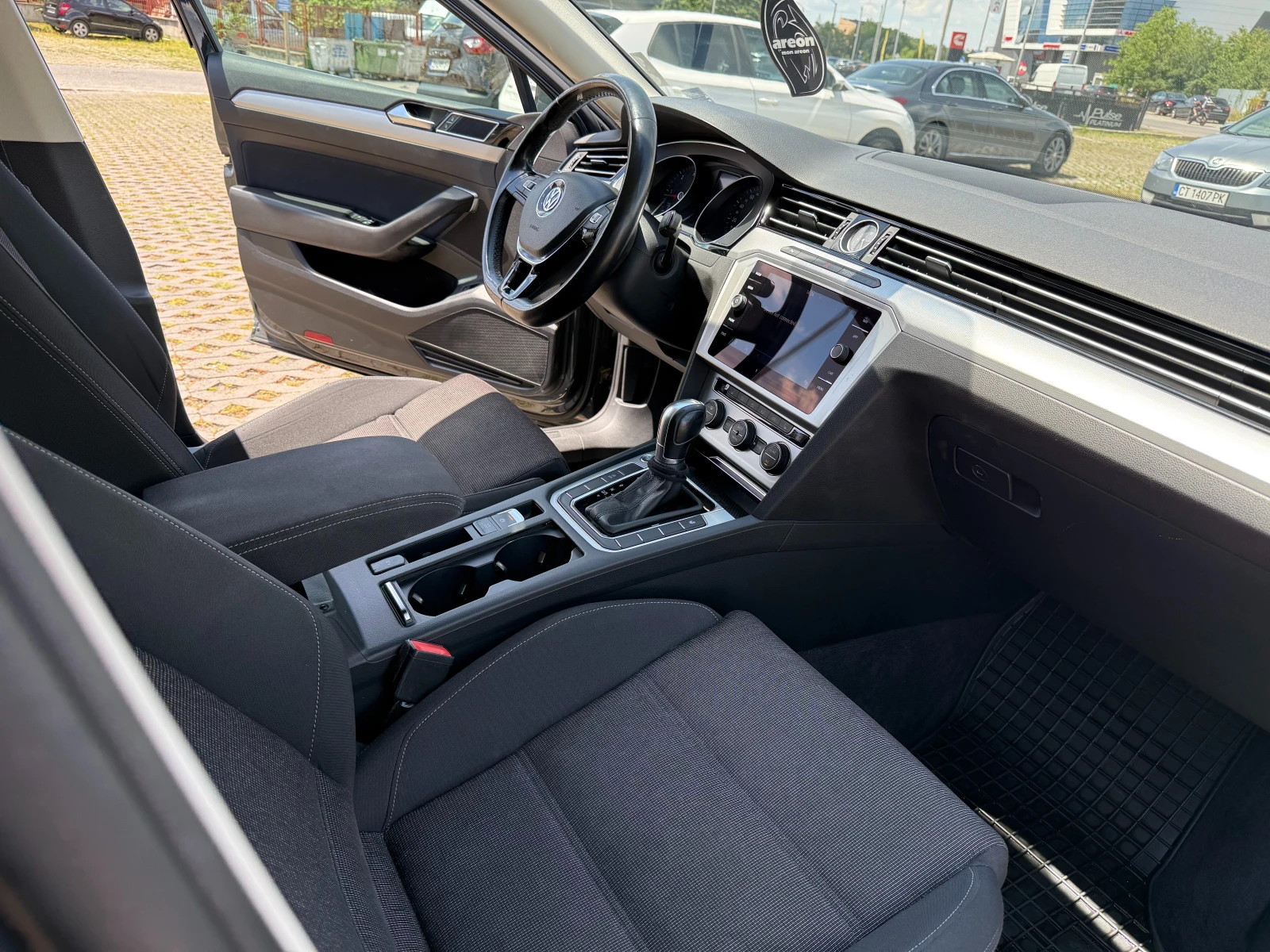 VW Passat 1.6 TDI BlueMotion, снимка 12 - Автомобили и джипове - 55796054