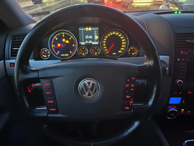 VW Touareg, снимка 8 - Автомобили и джипове - 48706770