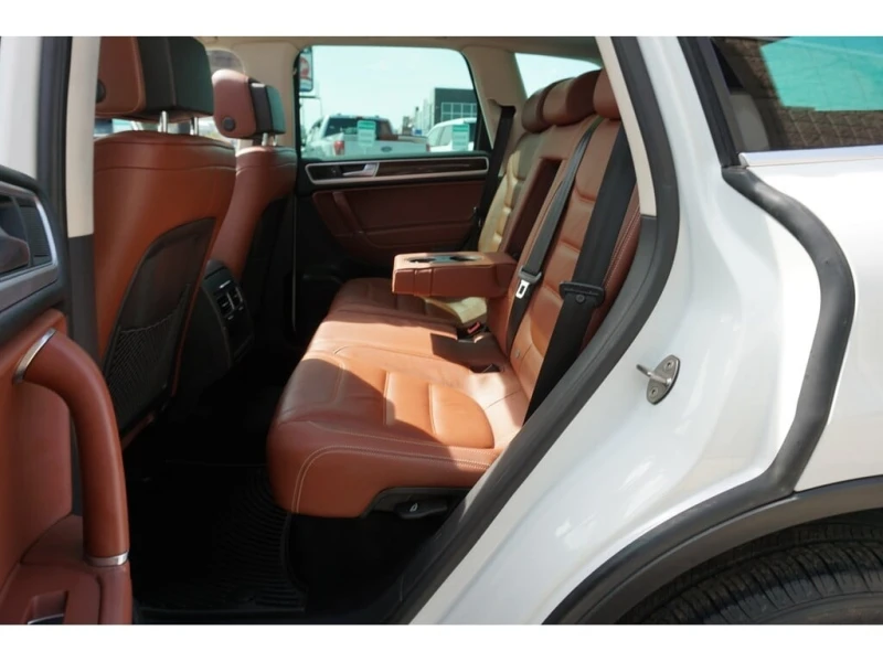 VW Touareg * V6 TDI * DIESEL* HIGHLINE AWD CERTIFIED * FREE A, снимка 16 - Автомобили и джипове - 52924096