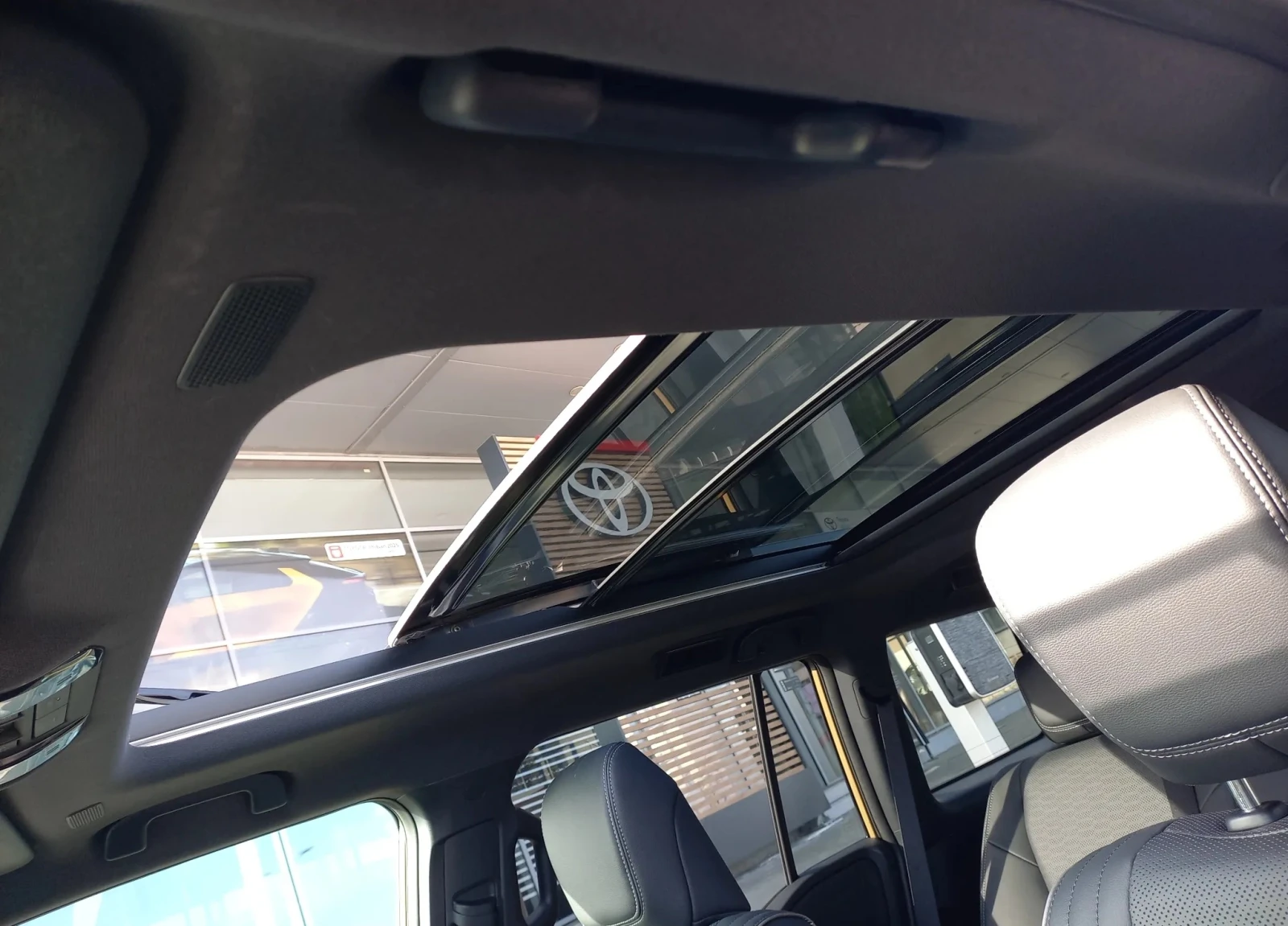 Toyota Land cruiser 2.8L 4WD First Edition 7 Seater, снимка 17 - Автомобили и джипове - 54411447