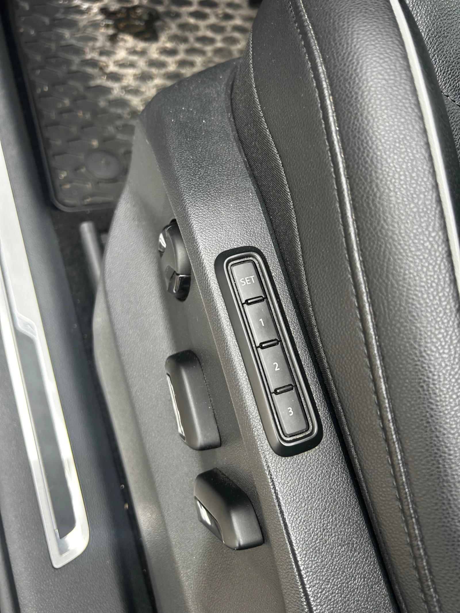 VW Tiguan 2.0 TDI R-Line 240коня, снимка 9 - Автомобили и джипове - 54583476