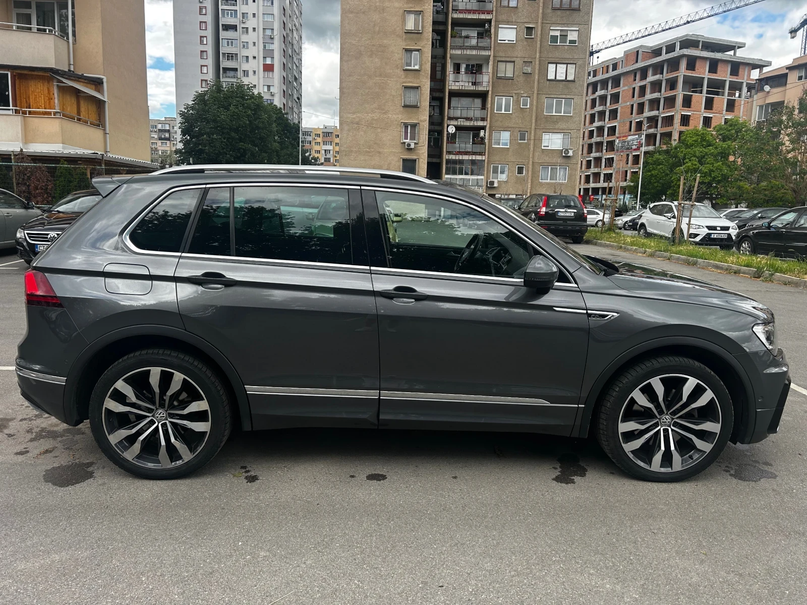 VW Tiguan 2.0 TDI R-Line 240коня, снимка 3 - Автомобили и джипове - 54583476