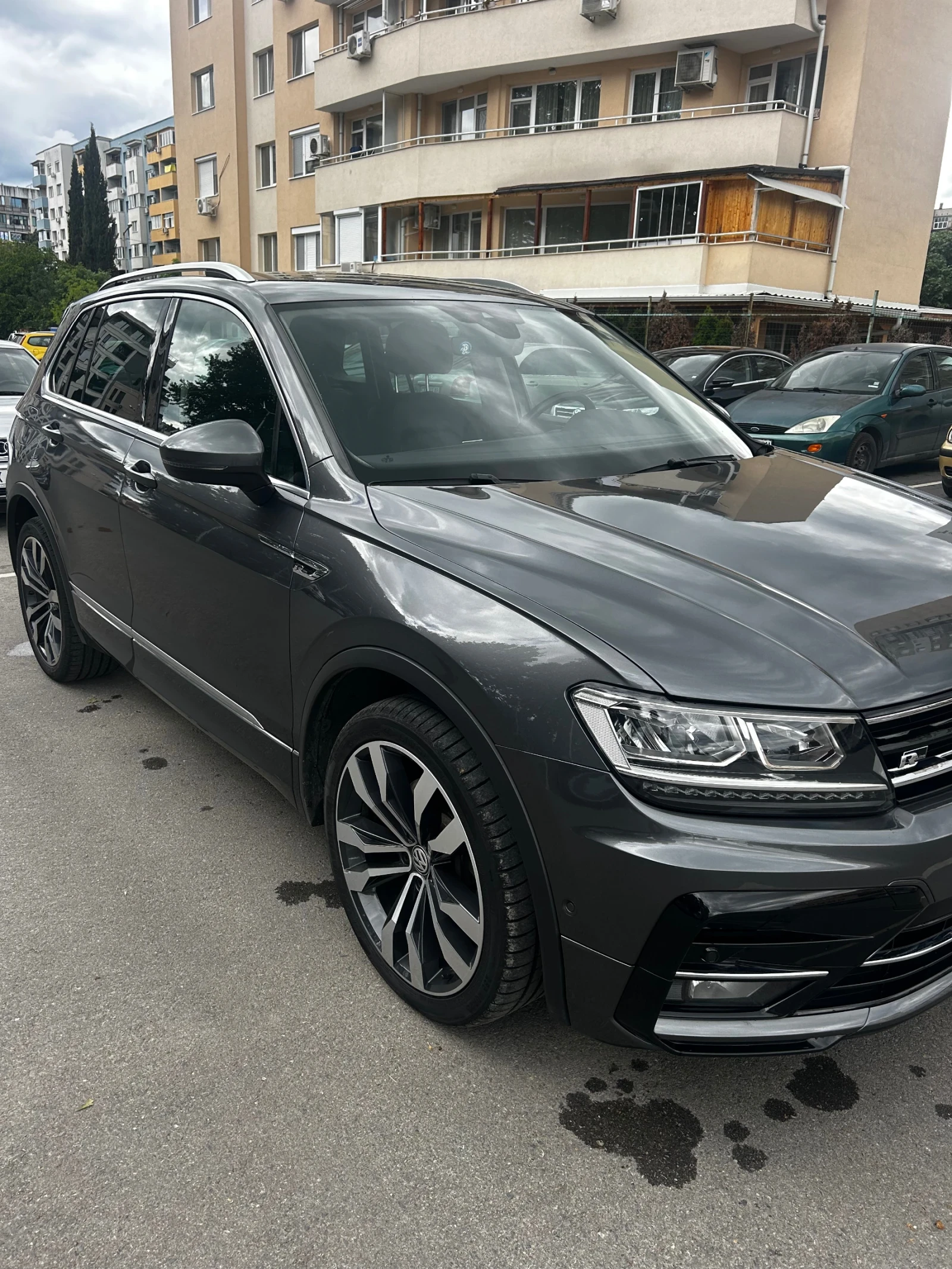 VW Tiguan 2.0 TDI R-Line 240коня, снимка 2 - Автомобили и джипове - 54583476
