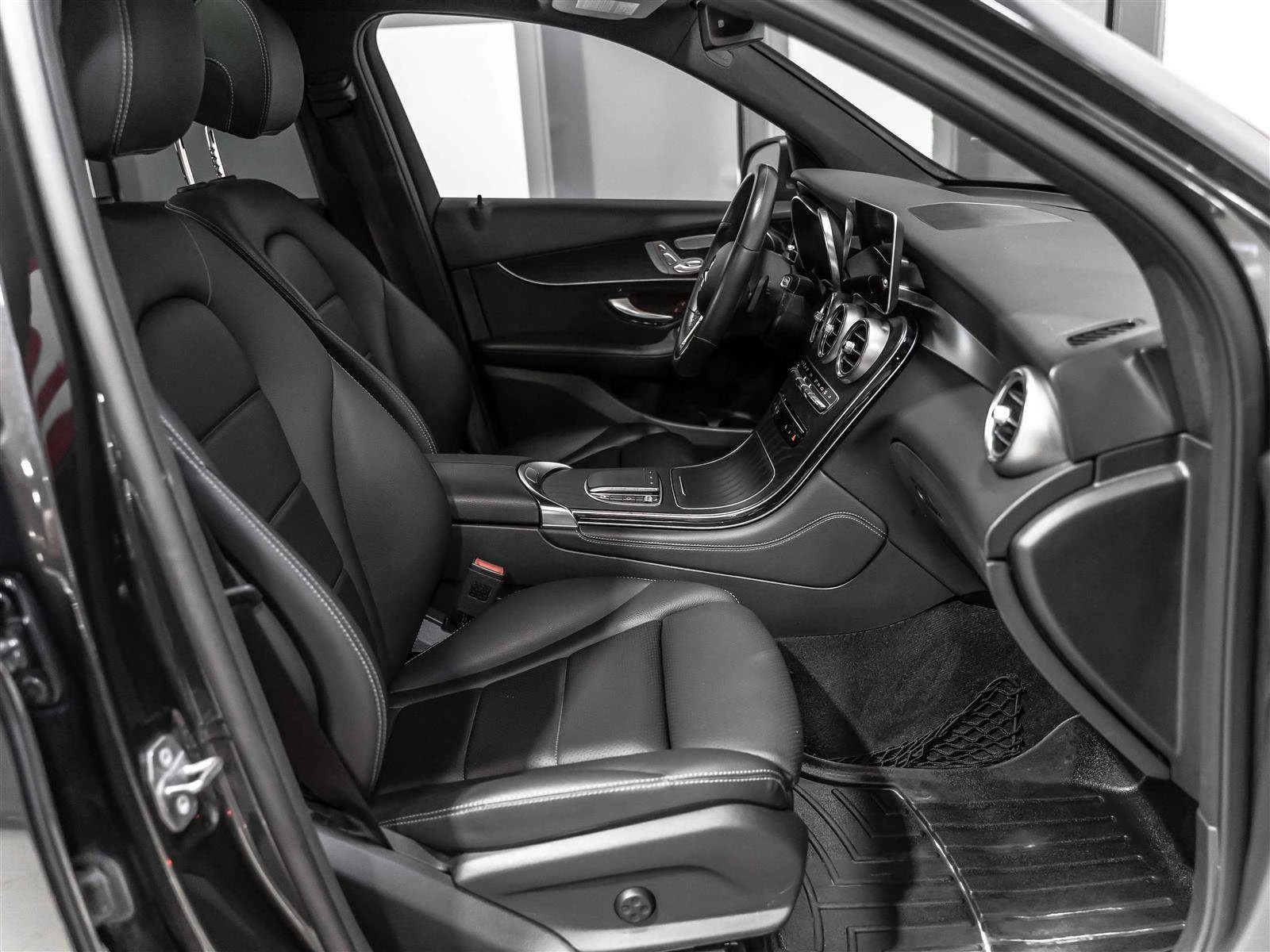 Mercedes-Benz GLC 300 | AMG Night Package| Premium Package| 360, снимка 10 - Автомобили и джипове - 55837055