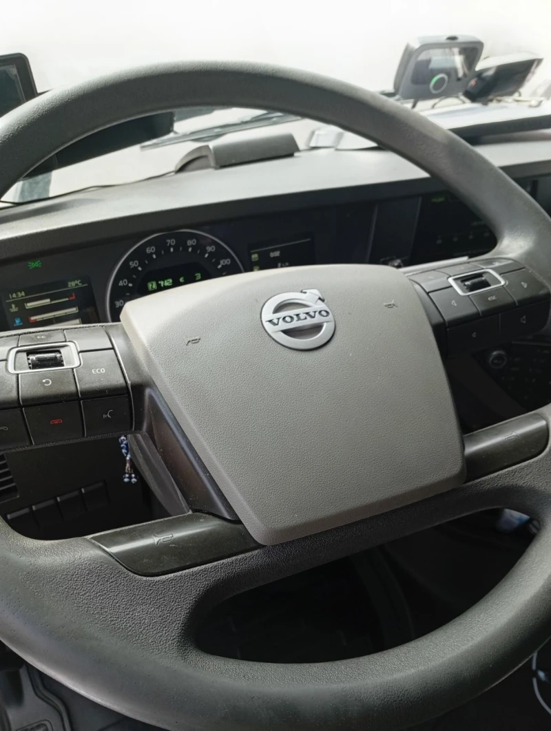 Volvo Fh, снимка 10 - Камиони - 52450018