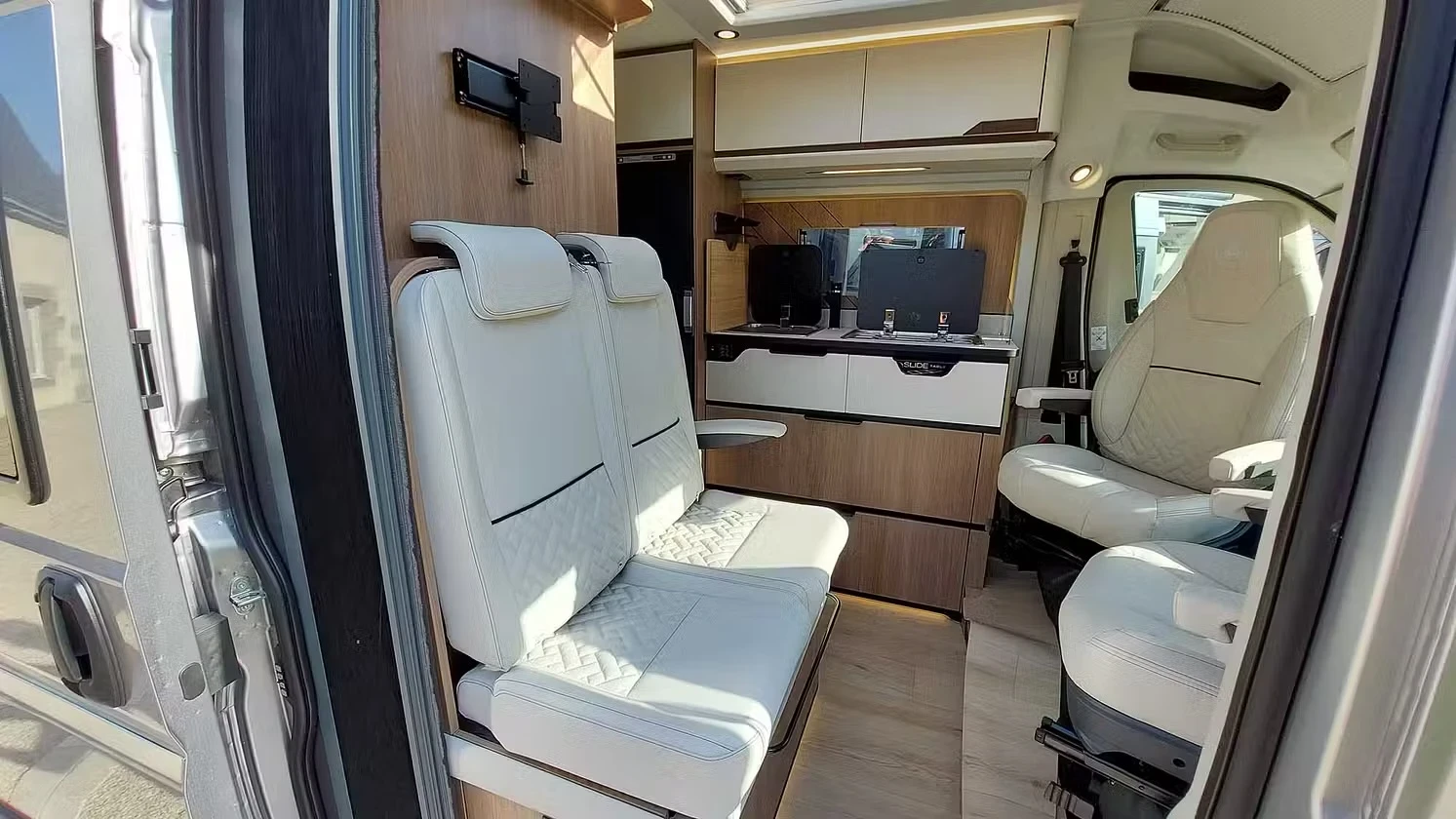 Кемпер Rapido V64 2027 Кралска спалня , снимка 6 - Каравани и кемпери - 56155906