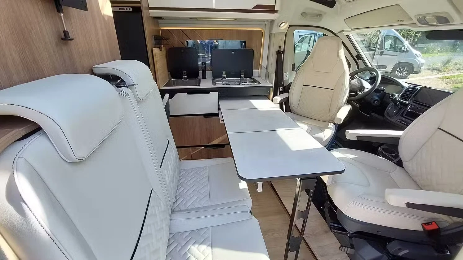 Кемпер Rapido V64 2027 Кралска спалня , снимка 2 - Каравани и кемпери - 56155906