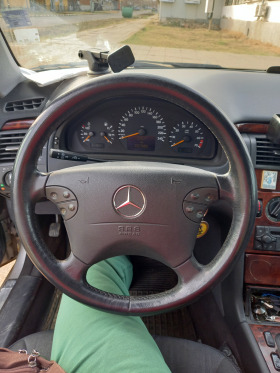 Mercedes-Benz E 200, снимка 13 - Автомобили и джипове - 45595547
