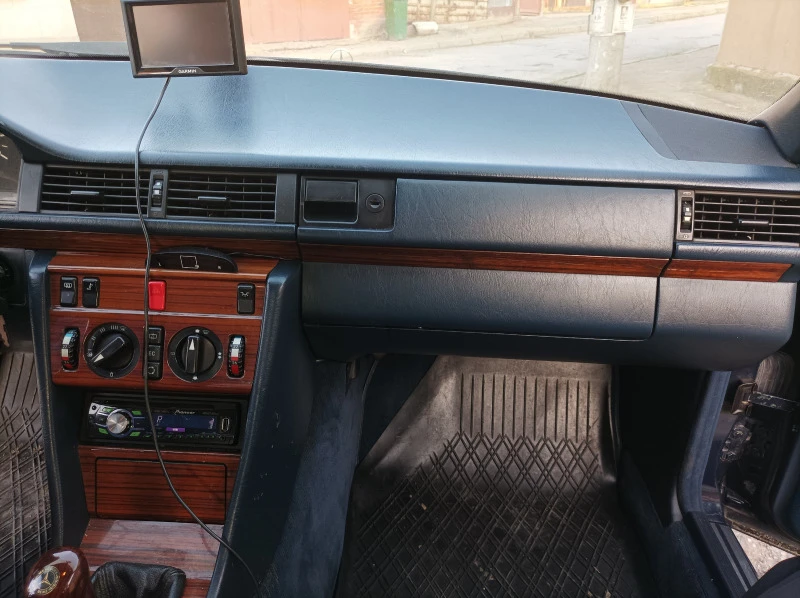 Mercedes-Benz 124 E250D, снимка 11 - Автомобили и джипове - 48031663