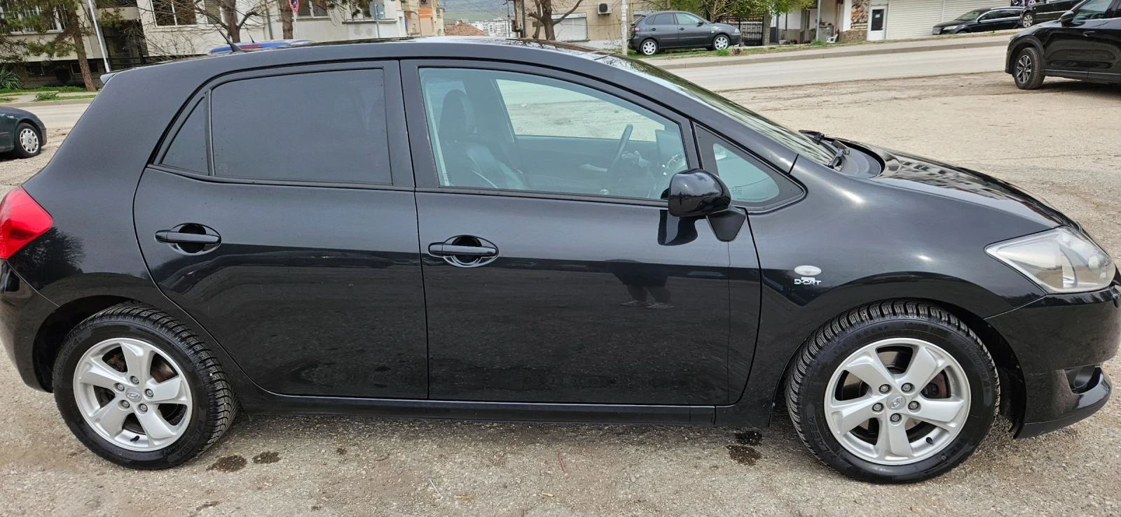 Toyota Auris 2.2 - изображение 2