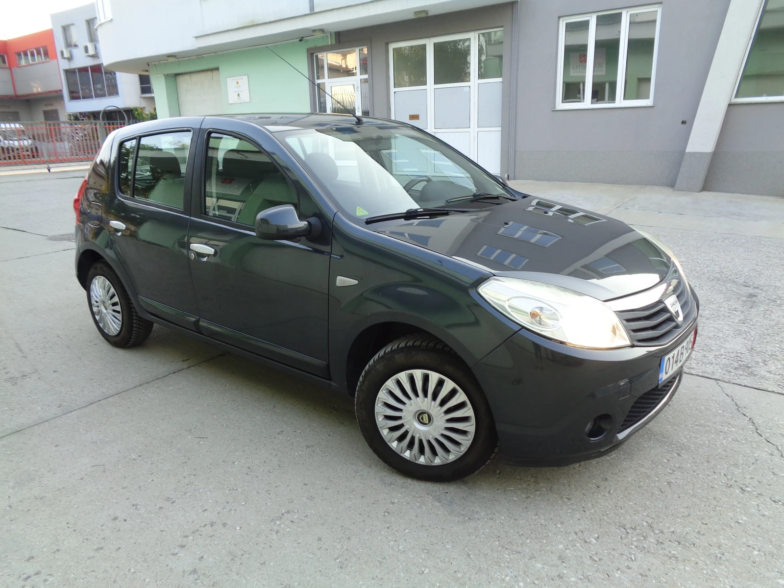 Dacia Sandero 1.4i-ГАЗ-БАРТЕР-ЛИЗИНГ - изображение 2