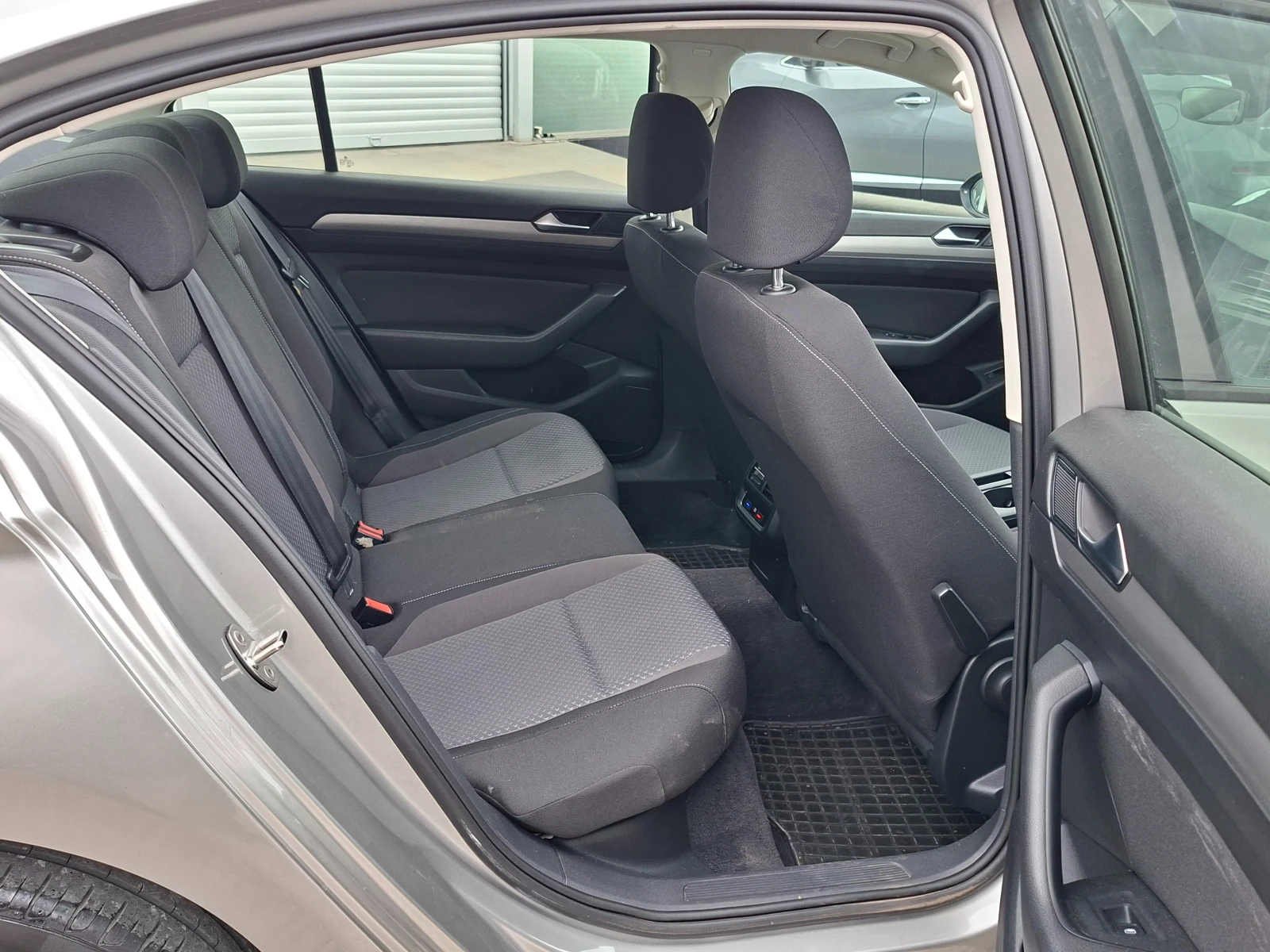 VW Passat, снимка 14 - Автомобили и джипове - 53894254