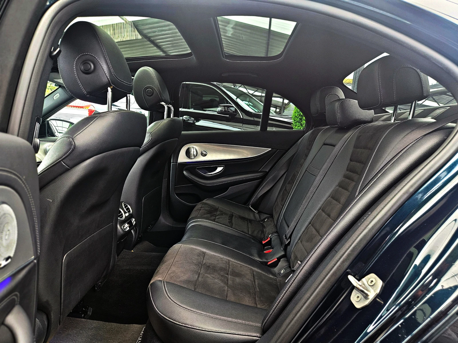 Mercedes-Benz E 350 AMG/DISTR/360CAM/HUD//BURMES/ПОДГРЕВ/PANO/AMBI/LIZ, снимка 16 - Автомобили и джипове - 54641927