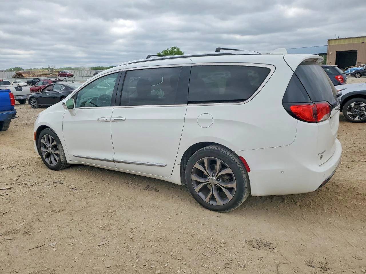 Chrysler Pacifica 3.6l Limited, снимка 2 - Автомобили и джипове - 54713387