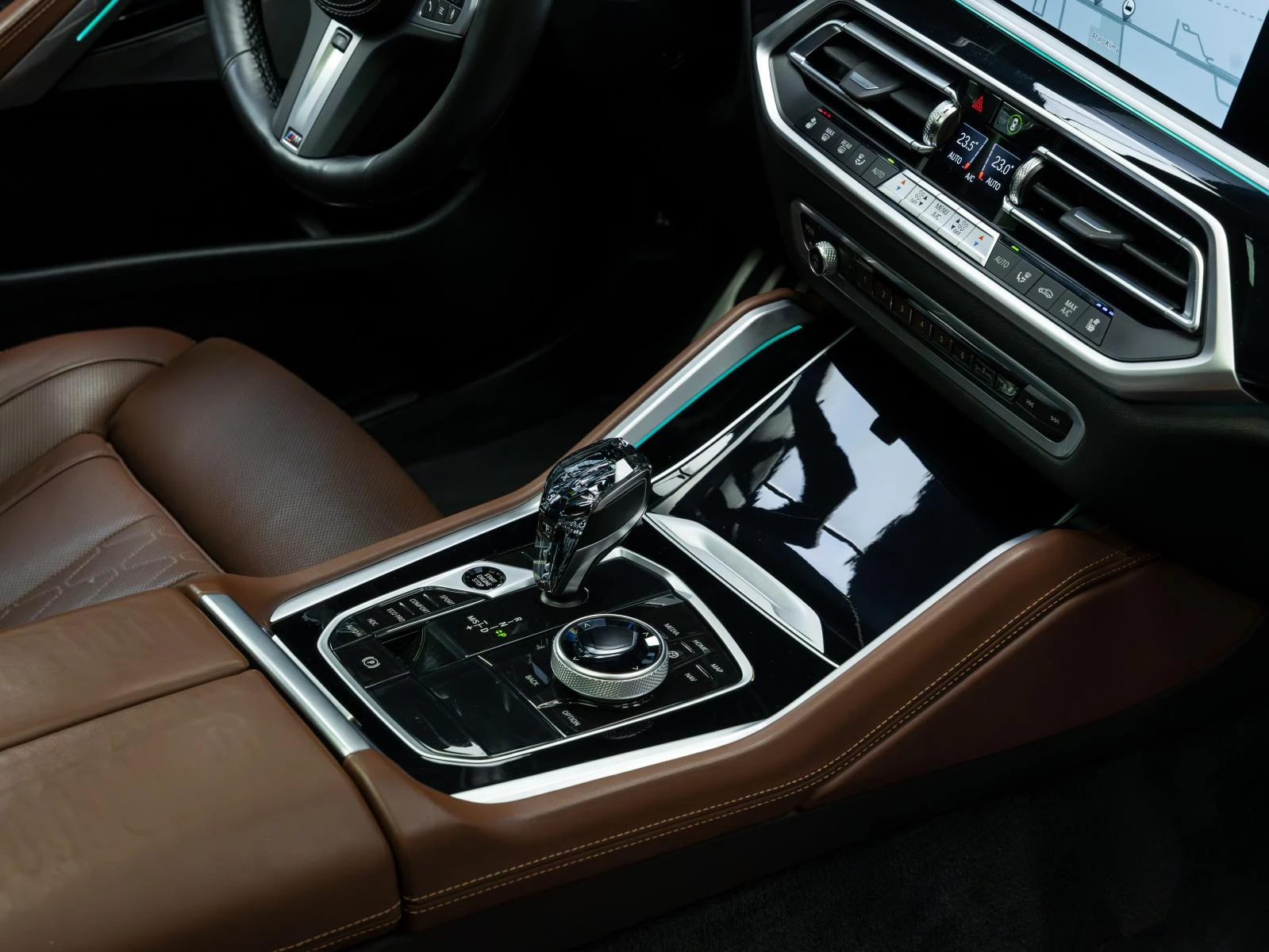 BMW X6 XDRIVE 40D* M Sportpack* H&K* МАСАЖ* 360* PANO* * , снимка 11 - Автомобили и джипове - 54037167