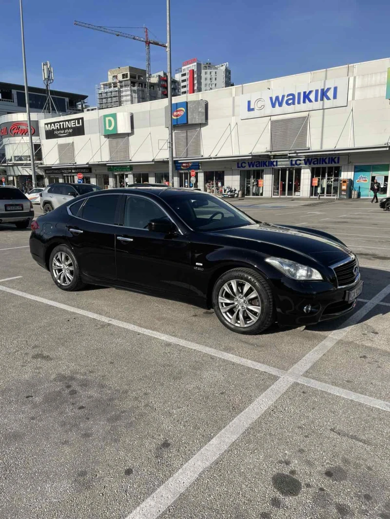 Infiniti M