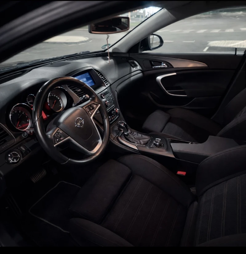 Opel Insignia Sports Turer, снимка 9 - Автомобили и джипове - 53585054