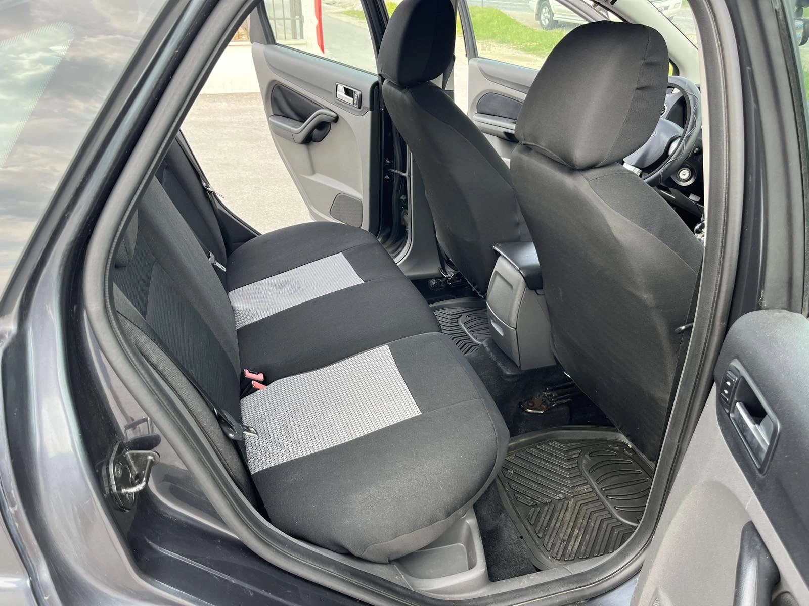 Ford Focus 1.8TDCI 116кс КЛИМАТИК РЕГИСТРИРАН ОБСЛУЖЕН - изображение 10