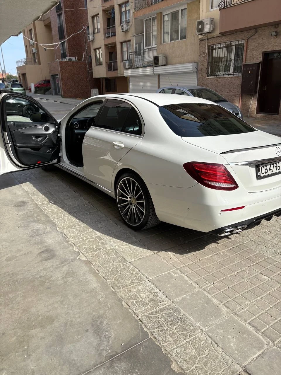 Mercedes-Benz E 220 AMG PACK MULTIBEAM LED, снимка 4 - Автомобили и джипове - 53898651