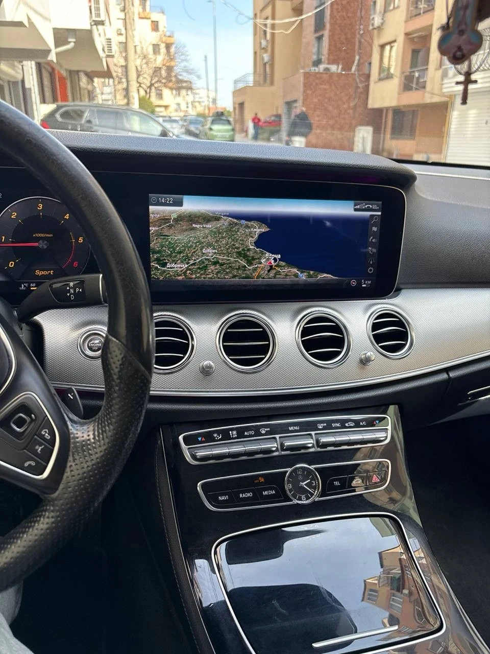 Mercedes-Benz E 220 AMG PACK MULTIBEAM LED, снимка 12 - Автомобили и джипове - 53898651