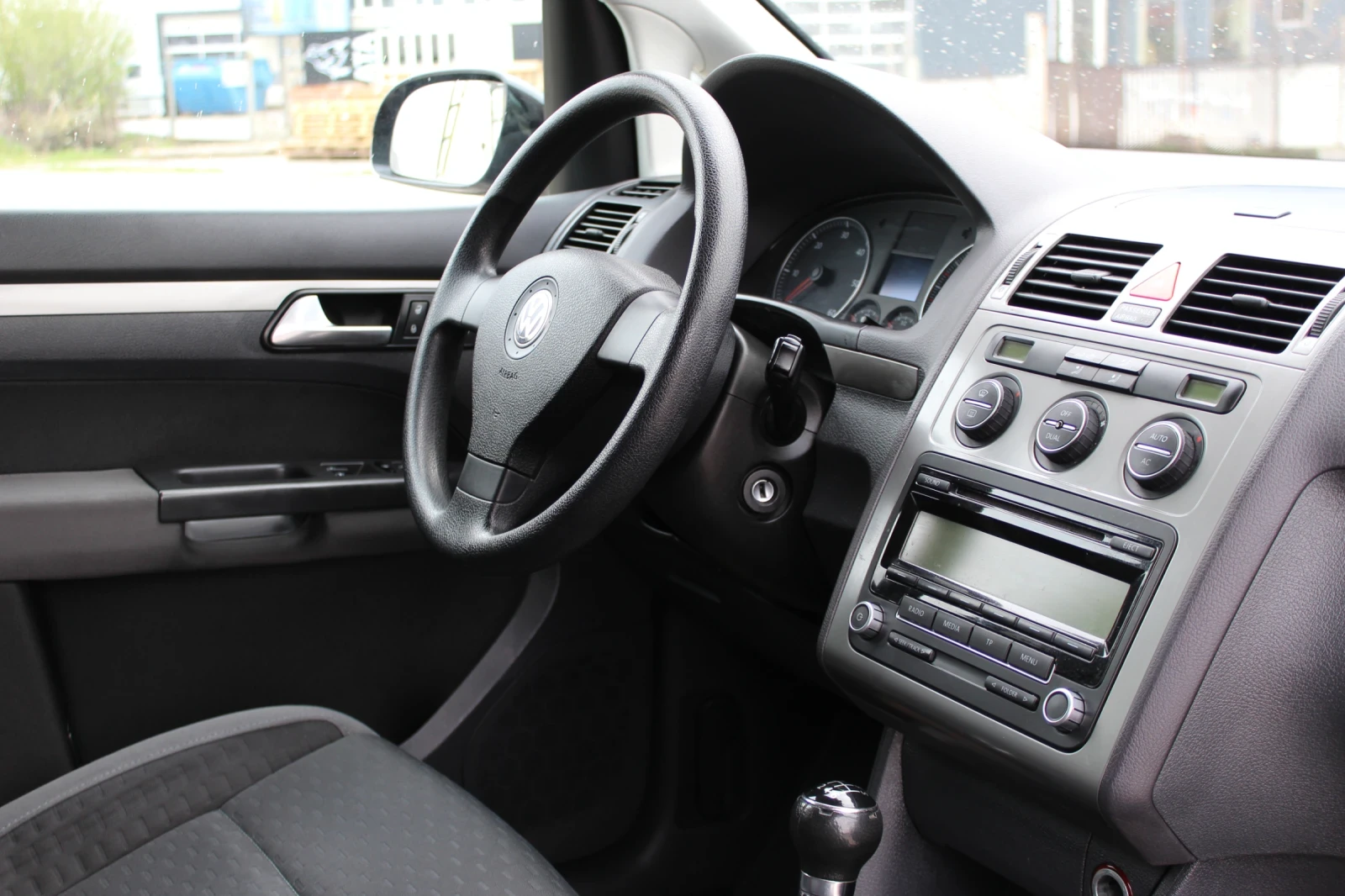 VW Touran, снимка 6 - Автомобили и джипове - 54174028