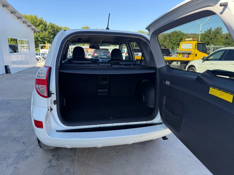 Toyota Rav4 2.2D4D* 4x4* Avtom* UNIKAT* , снимка 15 - Автомобили и джипове - 43096053