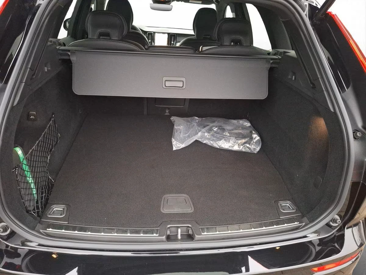 Volvo XC60 T8* BLACK* PANO* AWD* DISTR* 360 CAM* H/K* KEYLESS, снимка 17 - Автомобили и джипове - 53962831