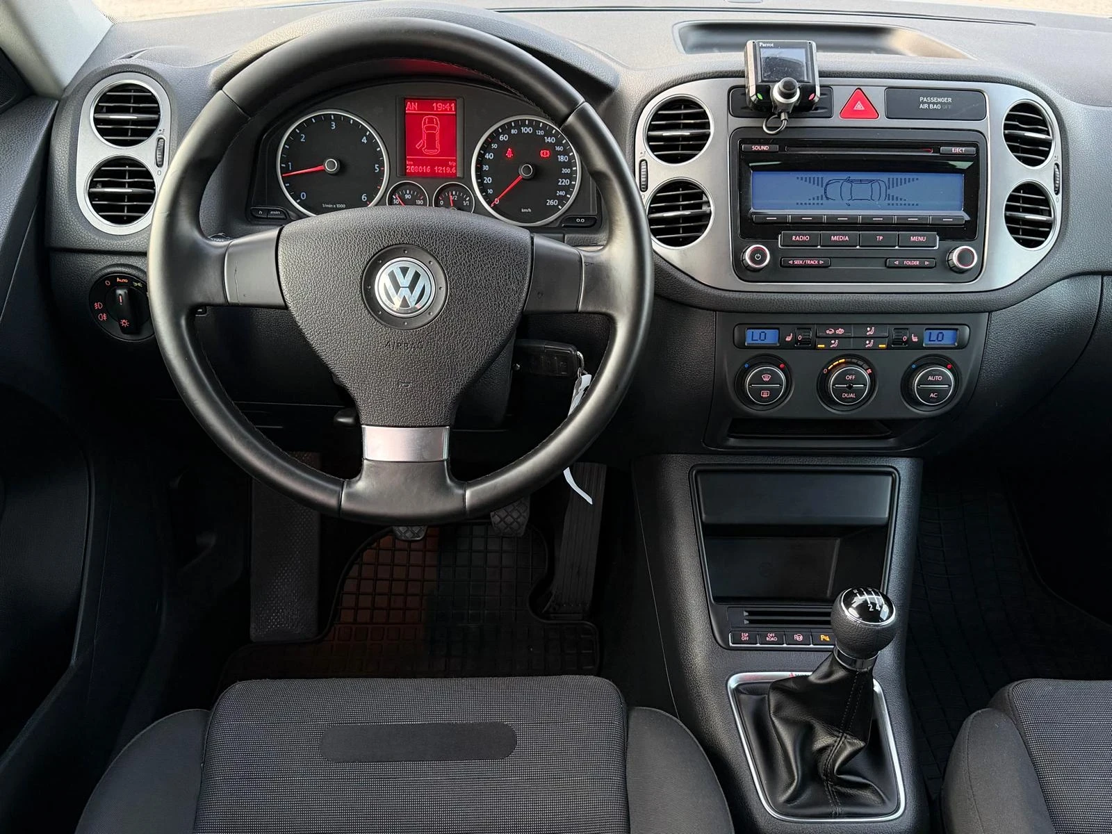 VW Tiguan 2.0TDI 140hp * 4Motion* , снимка 11 - Автомобили и джипове - 55126238