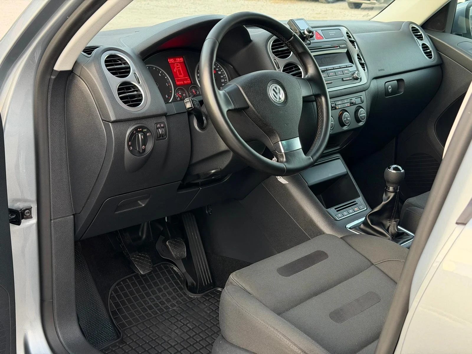 VW Tiguan 2.0TDI 140hp * 4Motion* , снимка 8 - Автомобили и джипове - 55126238