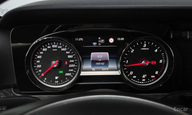 Mercedes-Benz E 220, снимка 8 - Автомобили и джипове - 52678481