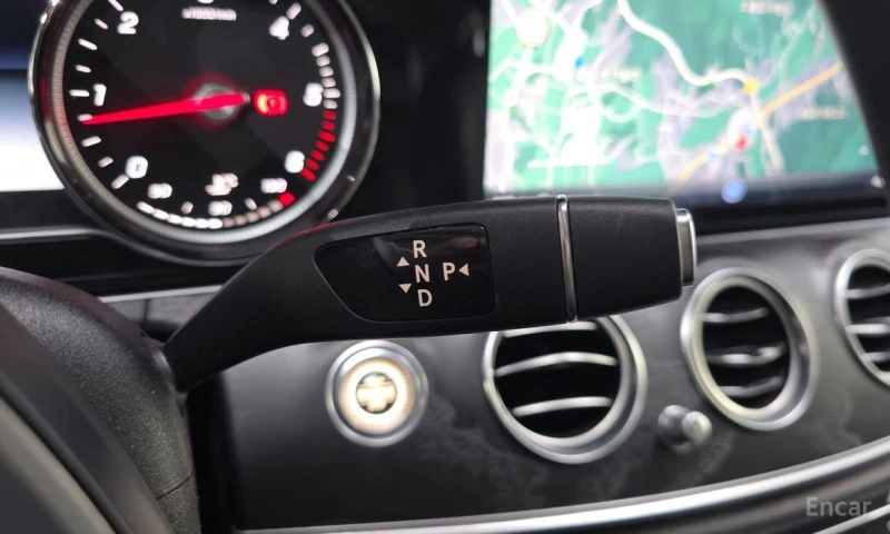 Mercedes-Benz E 220, снимка 9 - Автомобили и джипове - 52678481