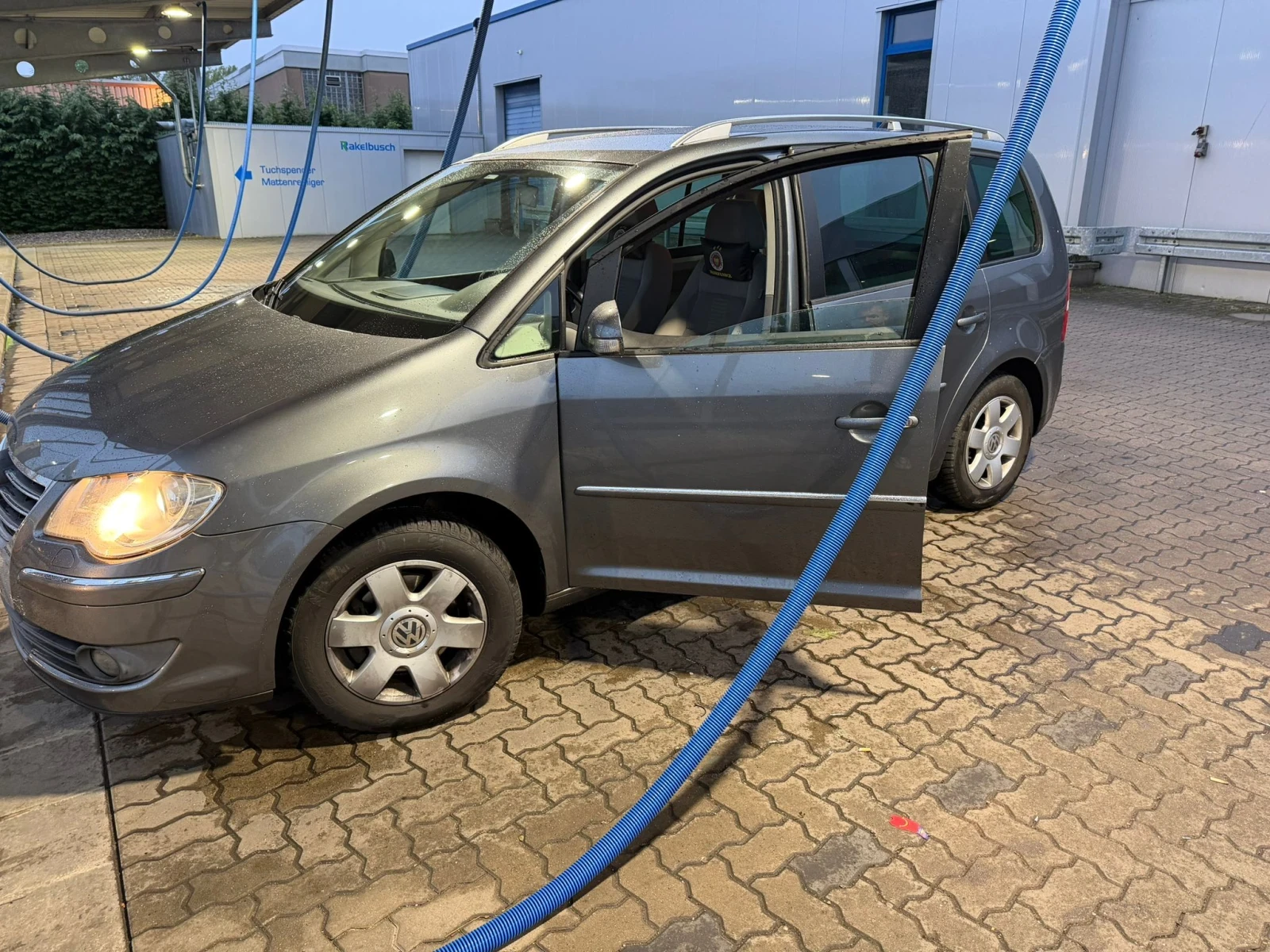 VW Touran 2.0TDI, снимка 4 - Автомобили и джипове - 54635749