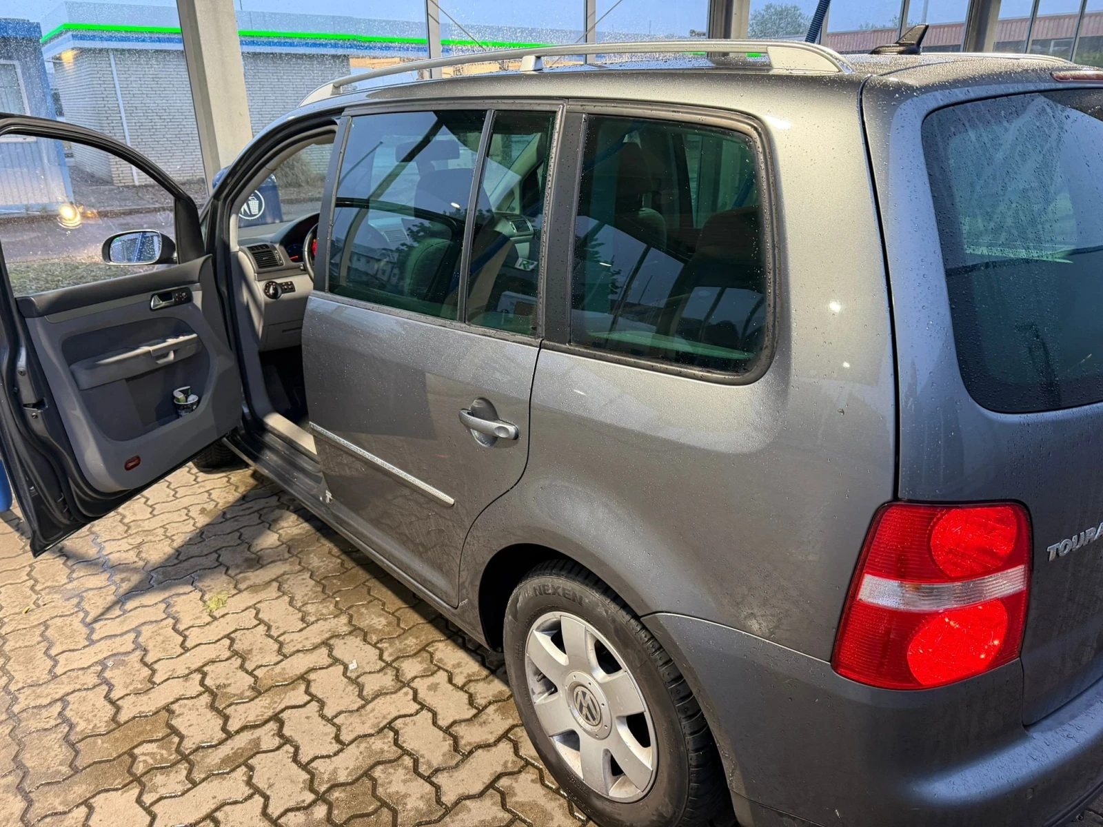VW Touran 2.0TDI, снимка 3 - Автомобили и джипове - 54635749