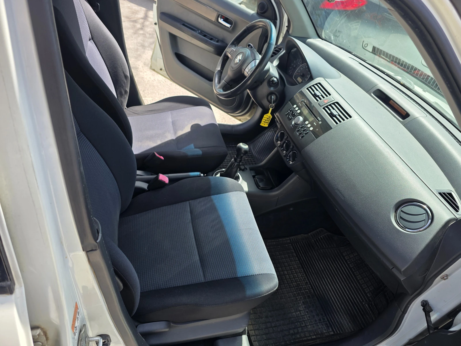 Suzuki Swift 1.3 4х4, снимка 12 - Автомобили и джипове - 54710250