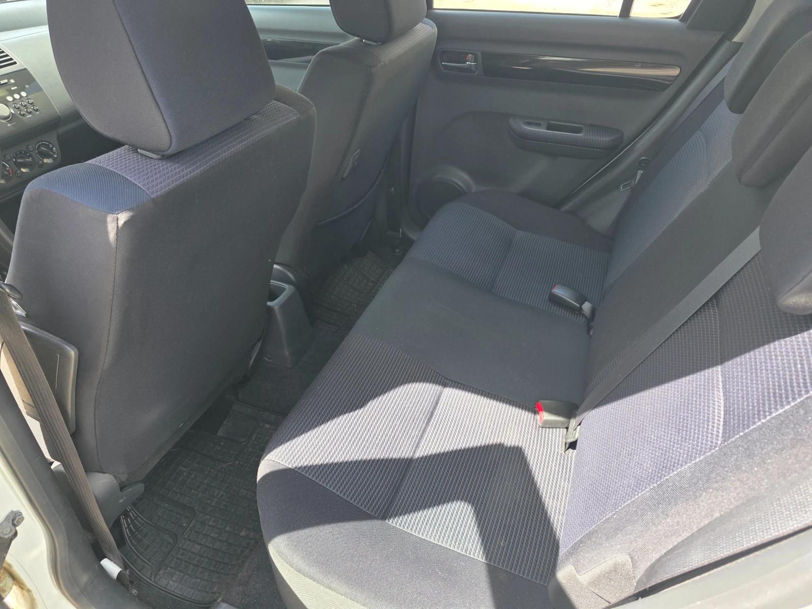 Suzuki Swift 1.3 4х4, снимка 10 - Автомобили и джипове - 54710250