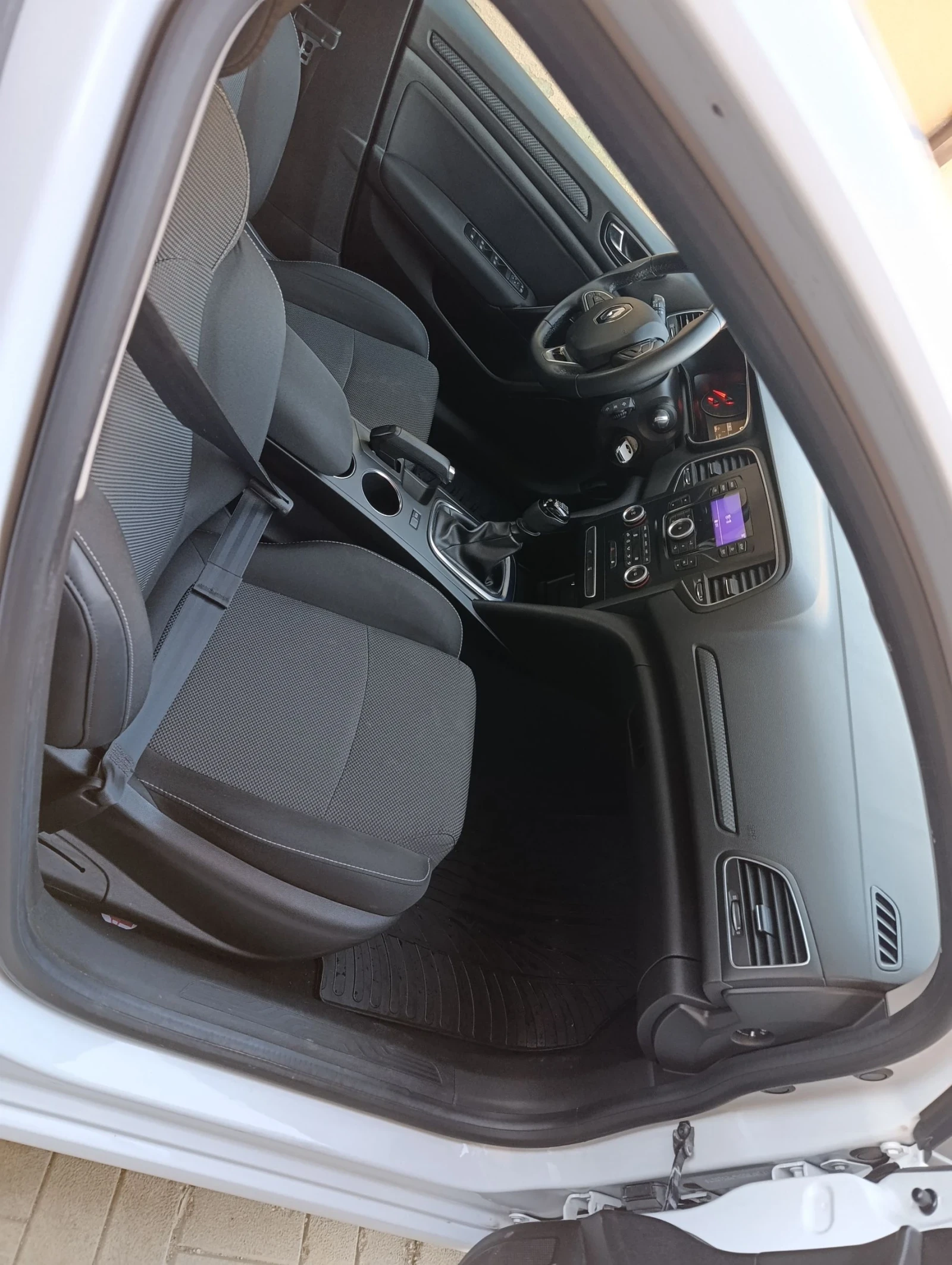 Renault Megane Sedan 1.4 Turbo, снимка 7 - Автомобили и джипове - 55348496
