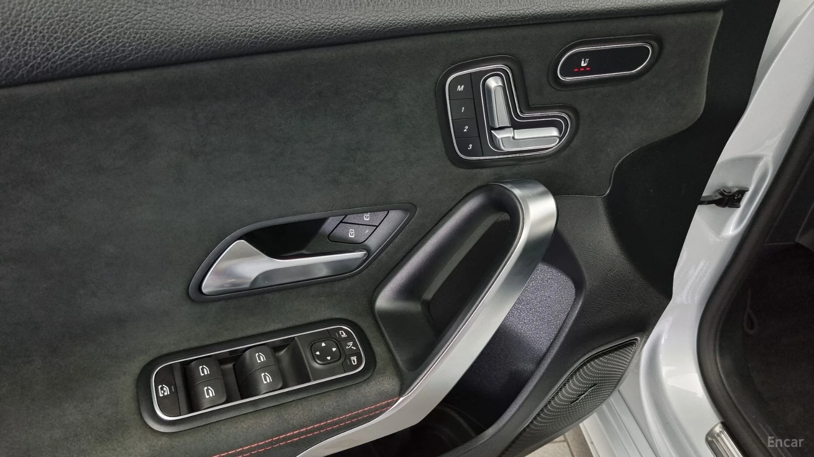 Mercedes-Benz A45 AMG 4MATIC* КОЖА* ПОДГРЕВ* КАМЕРА* NAVI* LED* , снимка 16 - Автомобили и джипове - 55449815