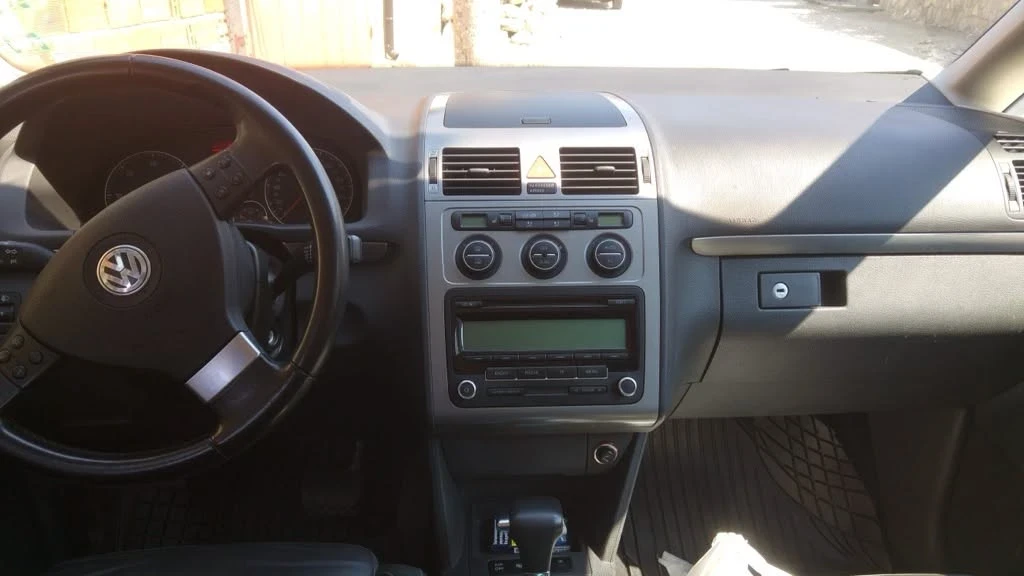 VW Touran, снимка 8 - Автомобили и джипове - 55850075