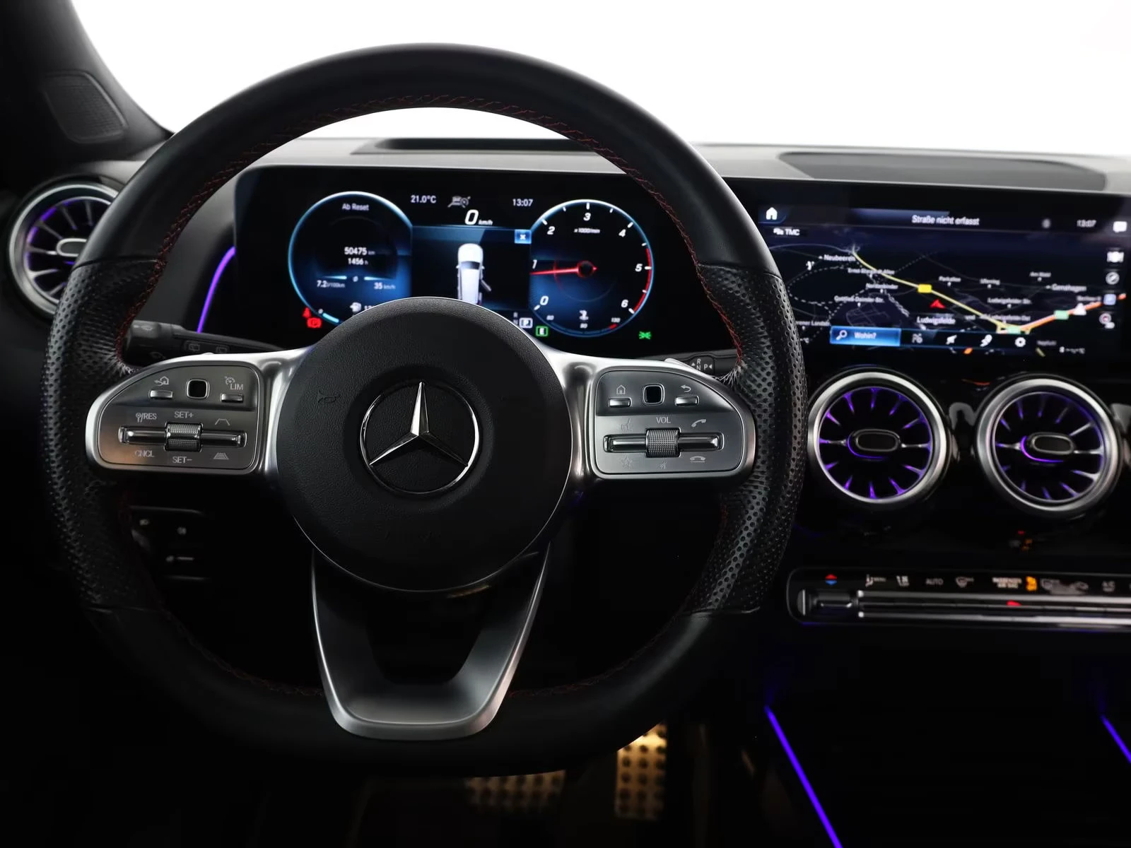 Mercedes-Benz GLB 200 AMG/150HP/PANO/ACC/CAM/HUD/DISTRO/328z, снимка 8 - Автомобили и джипове - 54290533