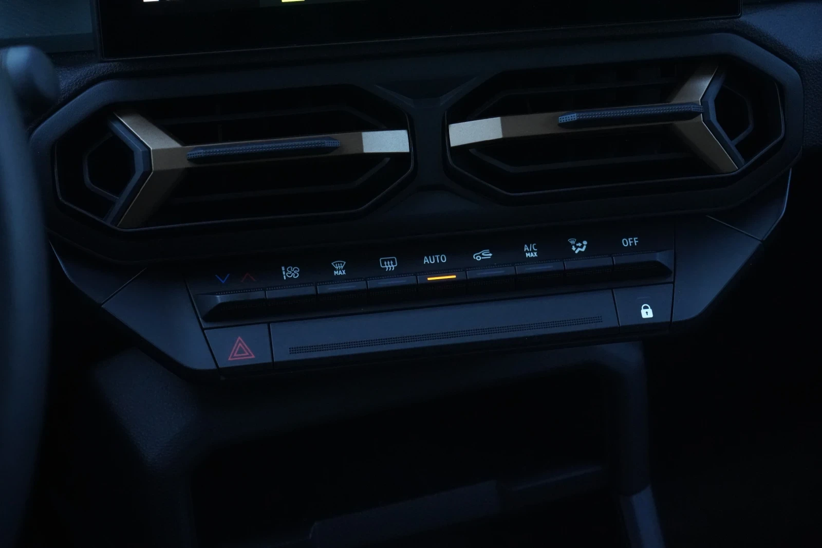 Dacia Duster HYBRID* EXTREME* 360CAM* LED* CARPLAY* , снимка 14 - Автомобили и джипове - 56083667