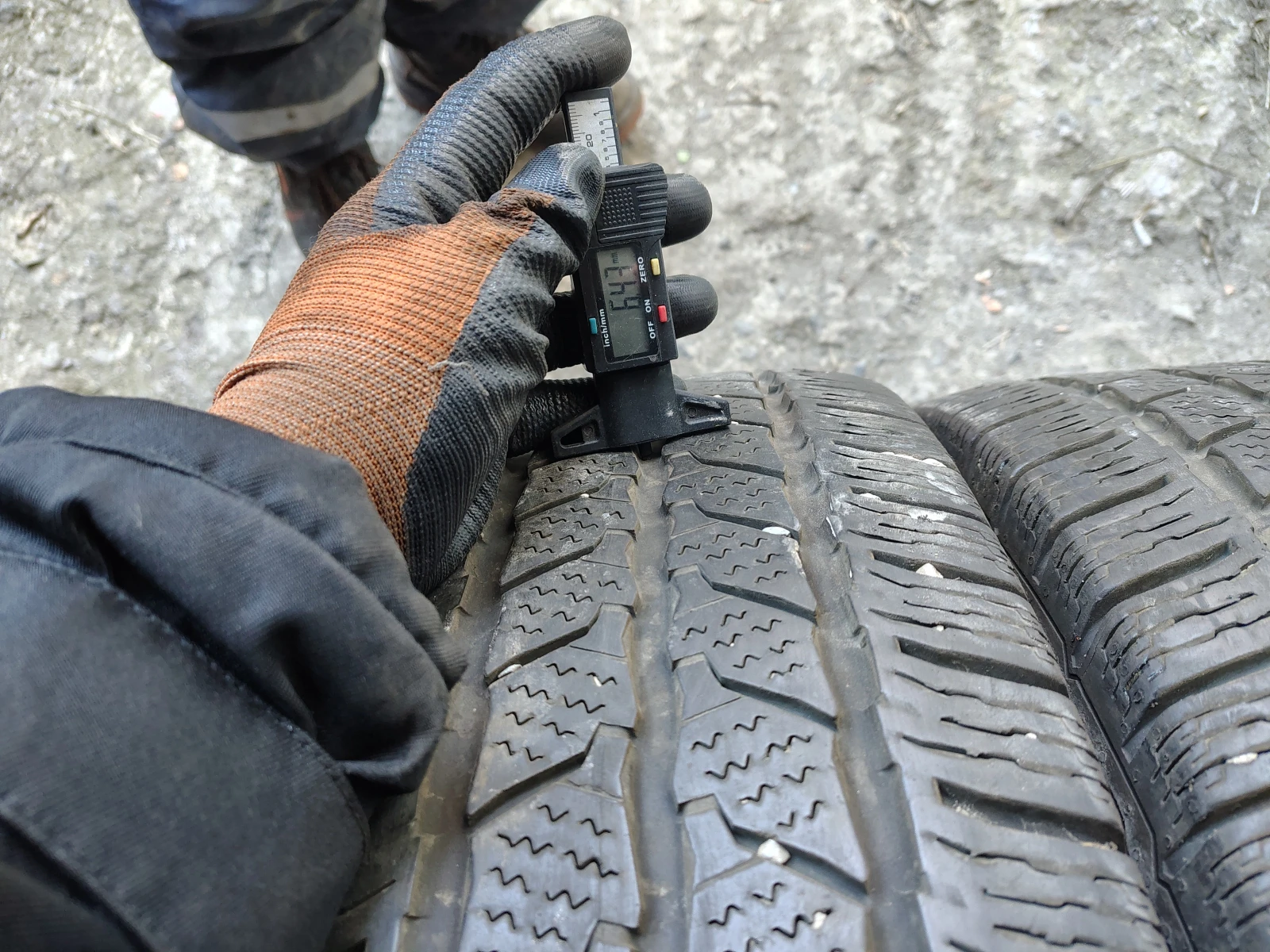Гуми Зимни 225/75R16, снимка 4 - Гуми и джанти - 55837482