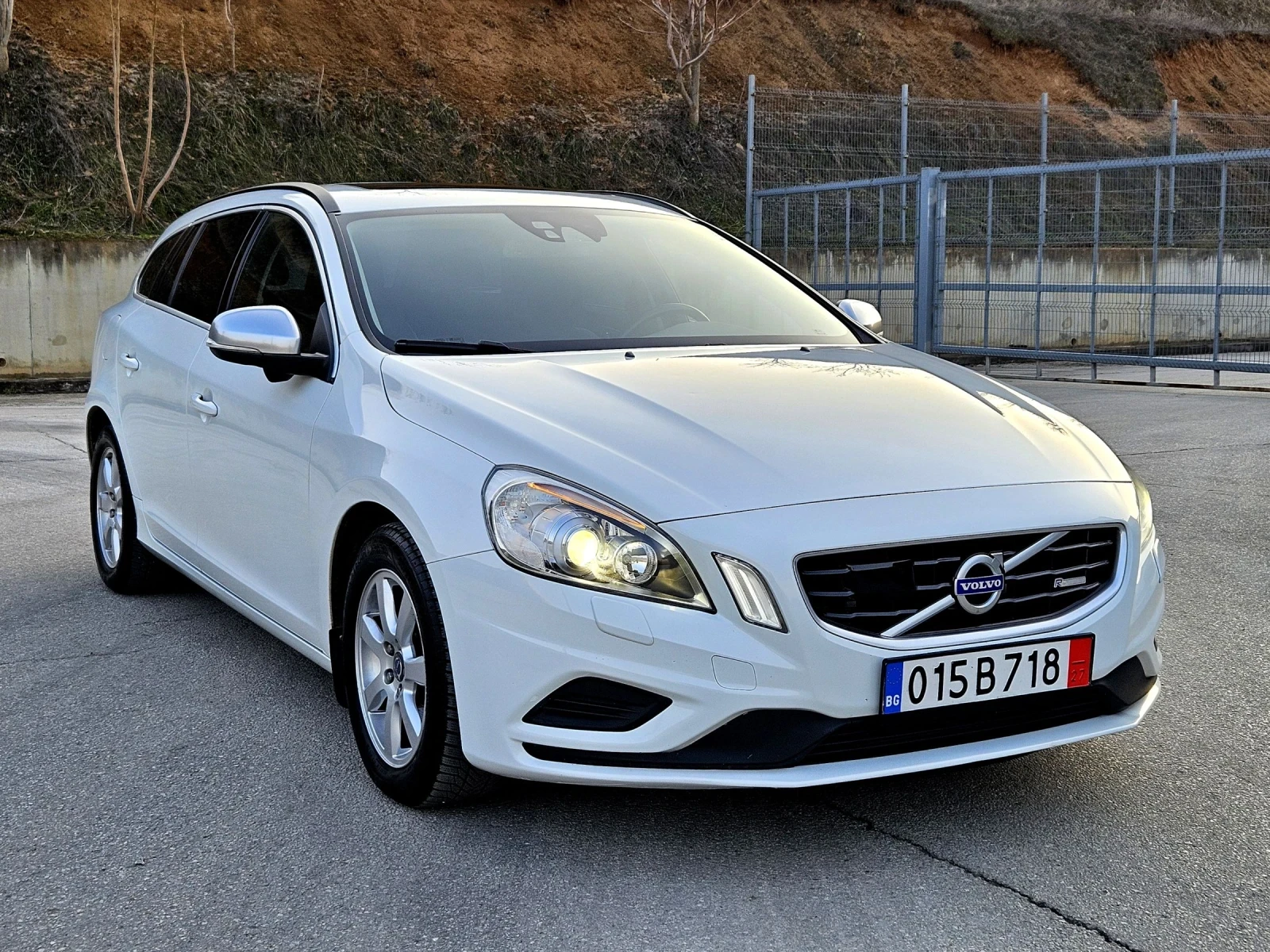 Volvo V60 R DESIGN Full, снимка 7 - Автомобили и джипове - 53740660