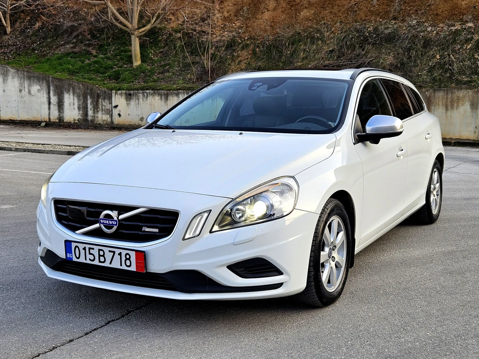 Volvo V60 R DESIGN Full, снимка 2 - Автомобили и джипове - 53740660