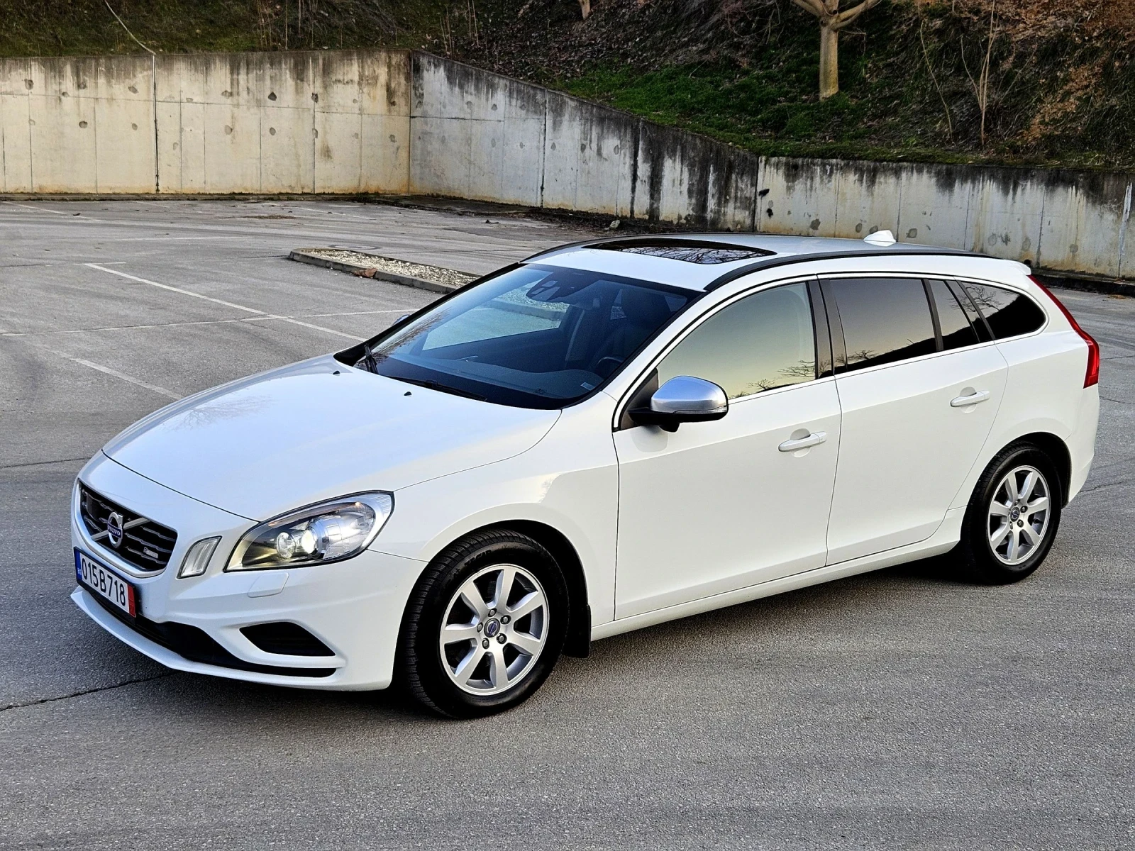 Volvo V60 R DESIGN Full, снимка 8 - Автомобили и джипове - 53740660