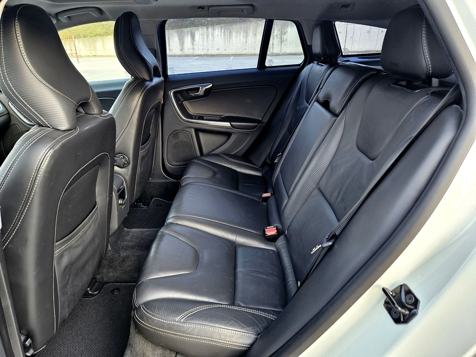 Volvo V60 R DESIGN Full, снимка 11 - Автомобили и джипове - 53740660