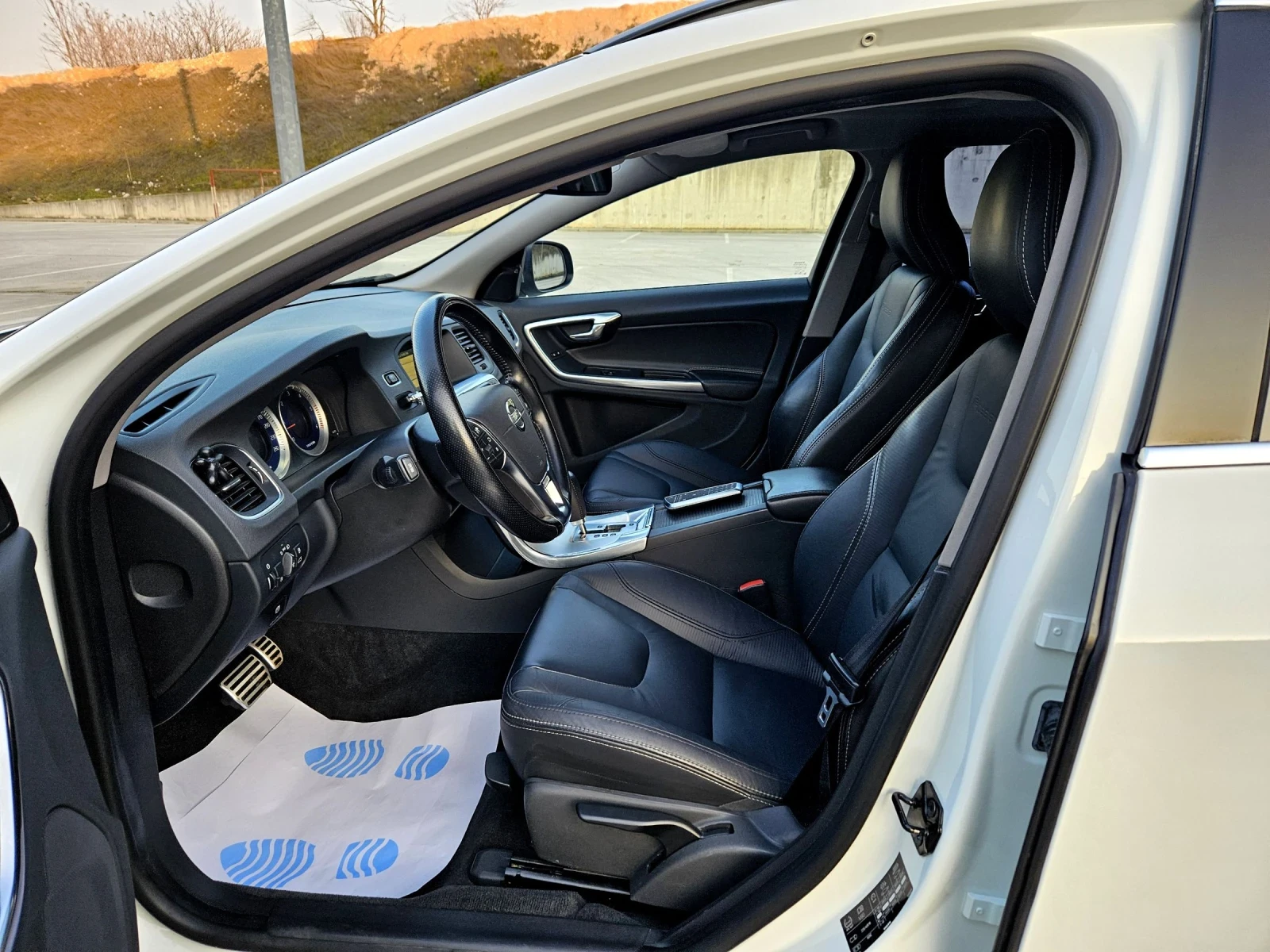 Volvo V60 R DESIGN Full, снимка 9 - Автомобили и джипове - 53740660