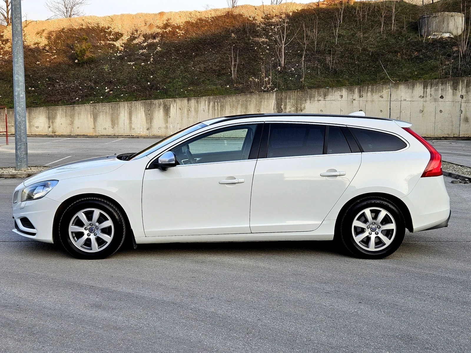 Volvo V60 R DESIGN Full, снимка 3 - Автомобили и джипове - 53740660