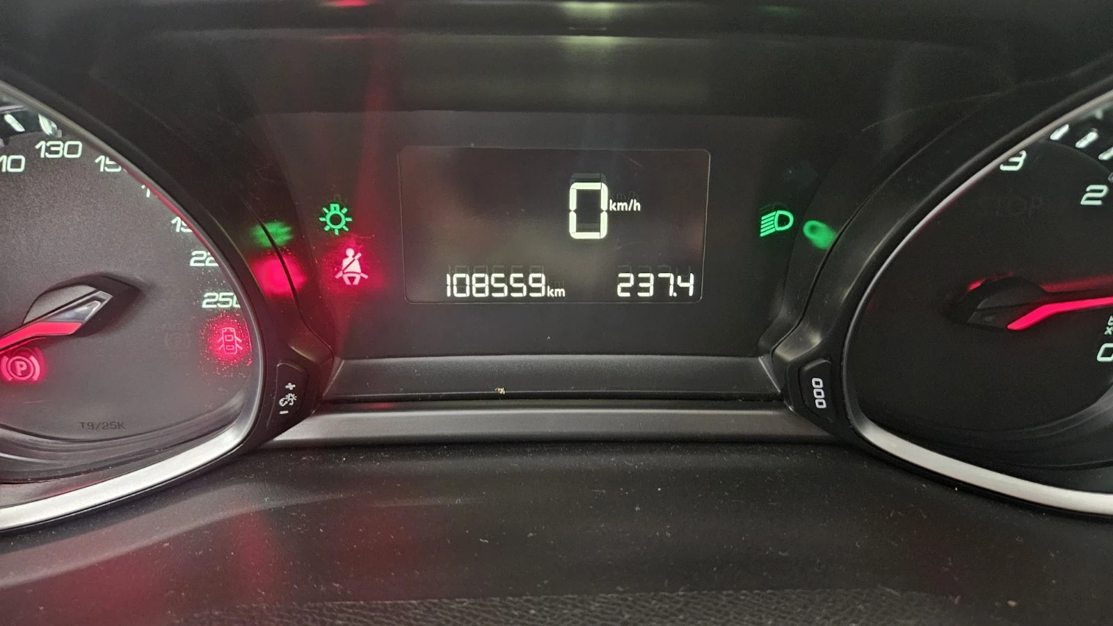 Peugeot 308 1.5 bluehdi, снимка 11 - Автомобили и джипове - 54718756