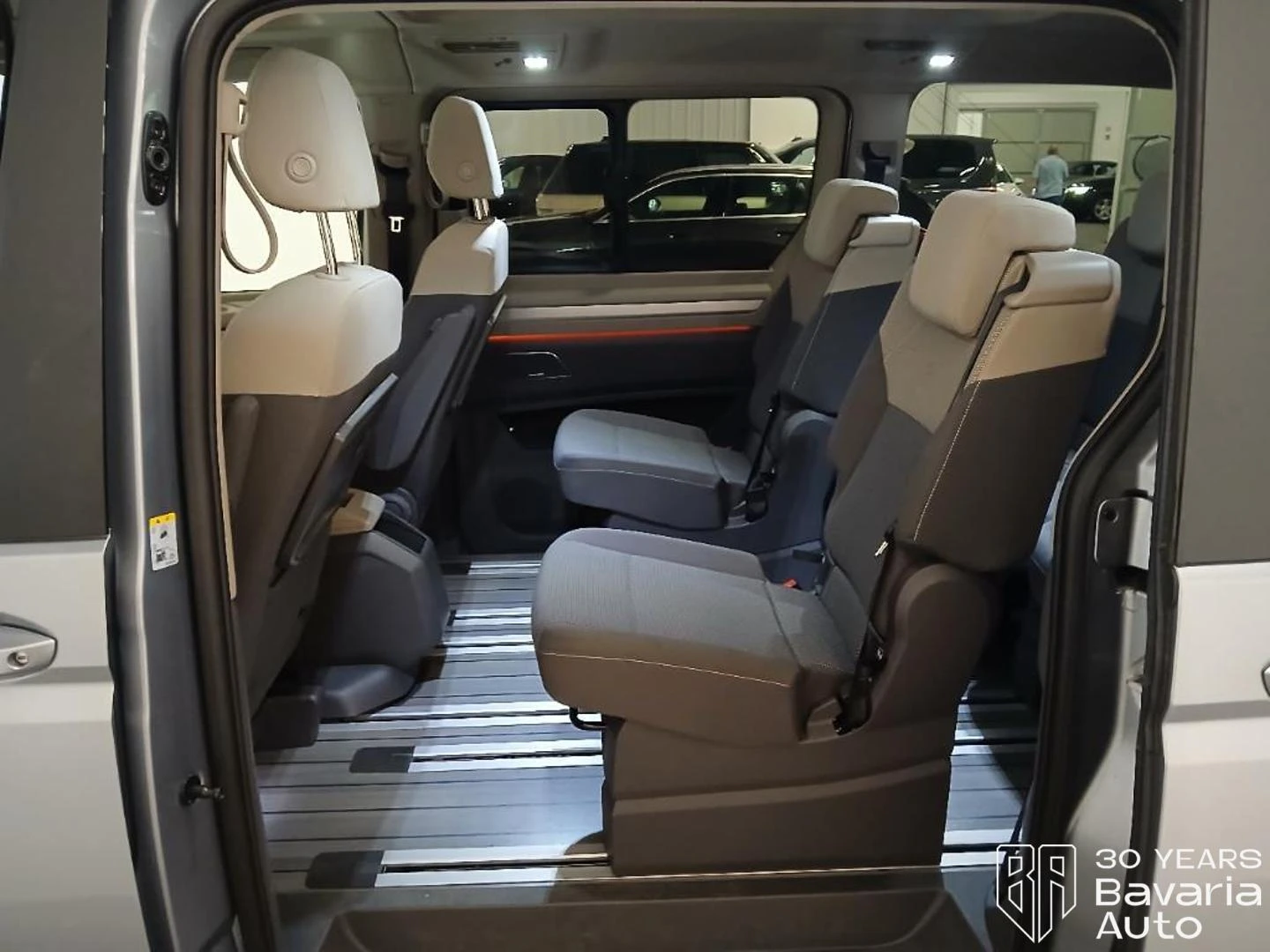 VW Multivan Edition long DSG Easy Open Basic, снимка 10 - Автомобили и джипове - 55215004